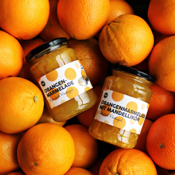 Orangenmarmeladen mit und ohne Mandellikör aus POIS-Eigenproduktion